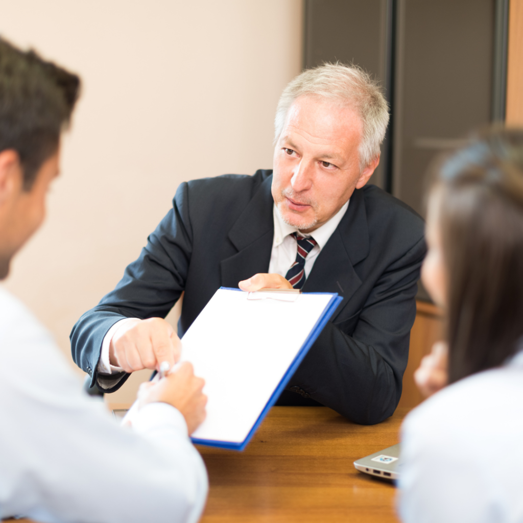 Consultor legal de Cima y Asociados asesorando a cliente sobre Paro tras un despido improcedente